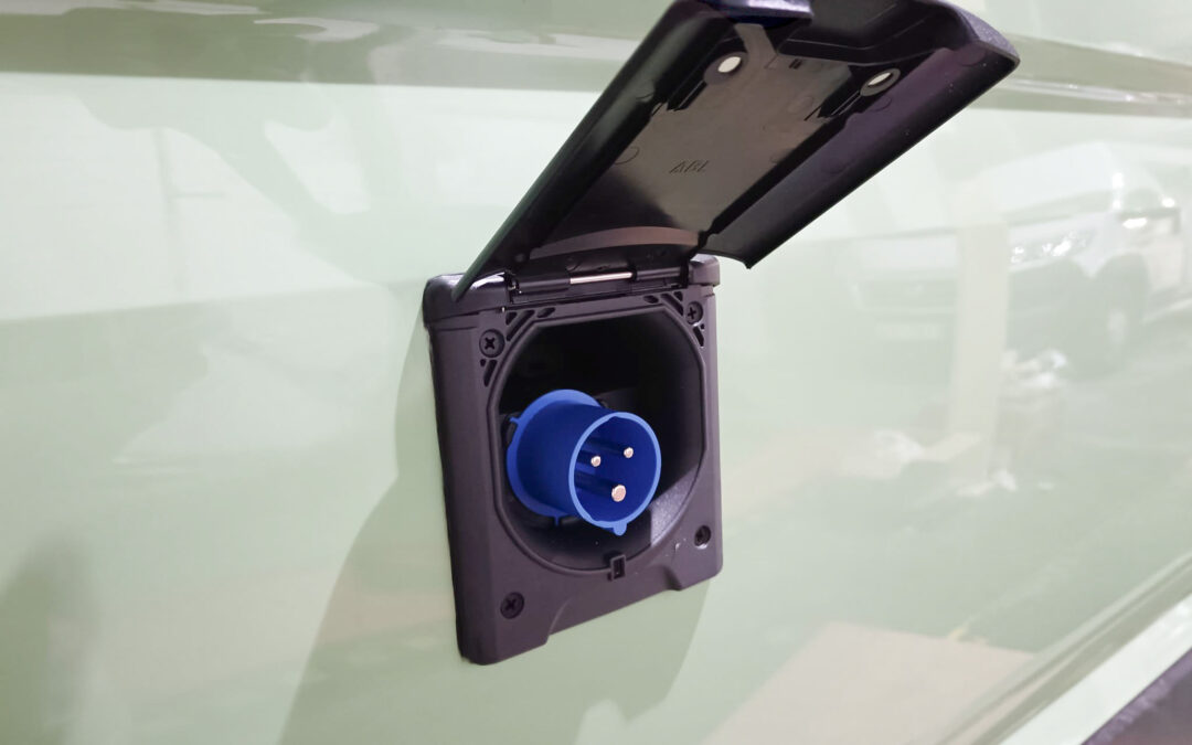 Cómo tener 220V en tu camper: inversor, toma exterior y que necesitas realmente (2026)